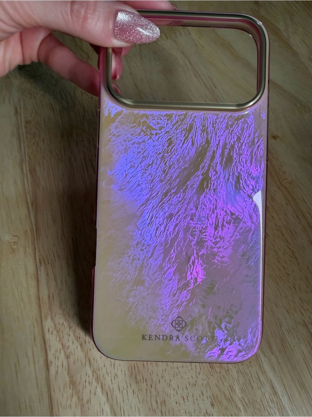 Kendra Scott Iridescent Pink Phone Case with Gold Trim - Picture 3 of 6